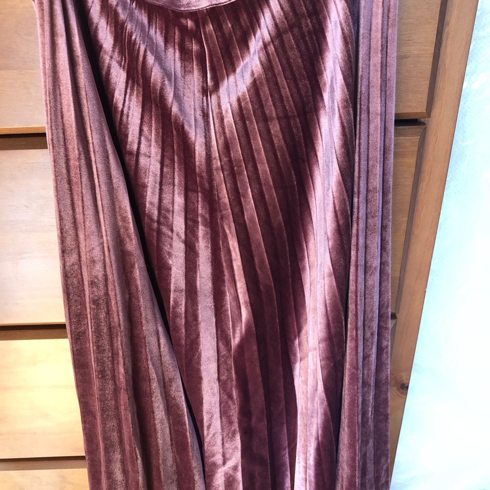 Velvet pink pleated skirt